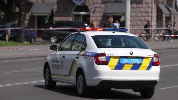 Lutsk, Oekraïne - 21 juli 2020: Oekraïense politieauto. — Stockvideo