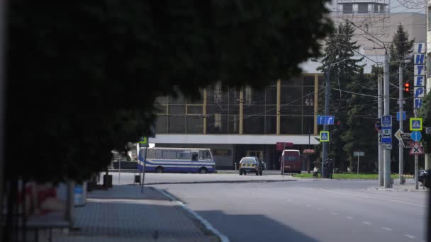 Lutsk, Ukraina - 21 juli 2020: En buss med gisslan beslagtagen av en terrorist. — Stockvideo