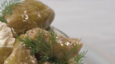 Üçgen doldurulmuş lahanayı kapat, cam bir kasede dön..