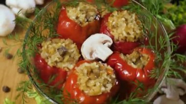 Doldurulmuş biber ve mantar şampiyonluğu cam bir kasede dönüyor..