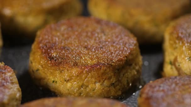 Almôndegas de fritura em frigideira sizzling em óleo quente. — Vídeo de Stock