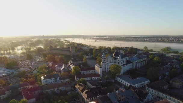 Ranní let nad Lubartovým hradem a kostelem apoštolů Petra a Pavla. Lutsk. — Stock video