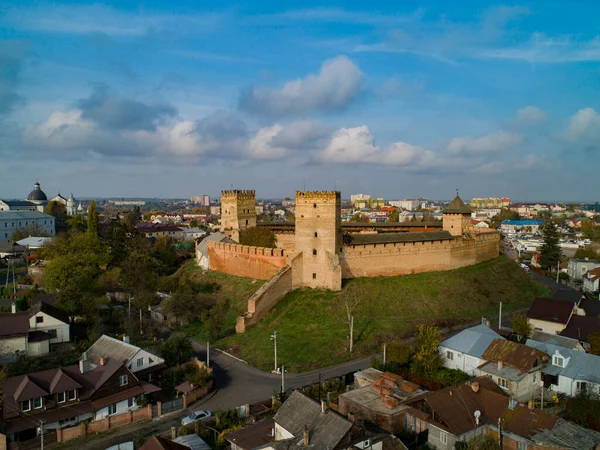 Lubarts kalesi ve havariler Peter ve Paul 'un kilisesi üzerinde sabah uçuşu. Lutsk.