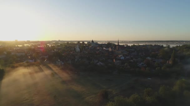 우크라이나 루츠크의 역사적 인 지역인 스티 르 강 위로 떠오르는 태양 과 안개. — 비디오