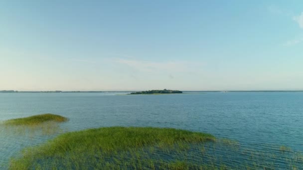 Luftaufnahme der Insel des großen Sees Svityaz. — Stockvideo