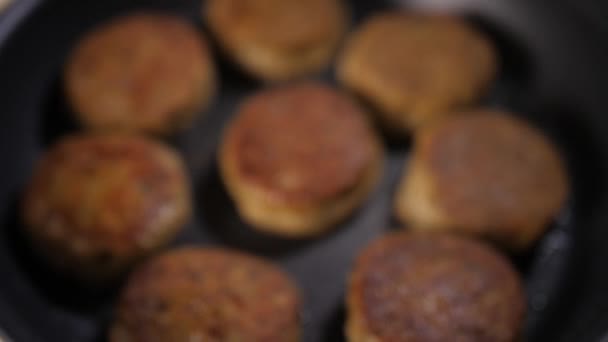 Faire frire les boulettes de viande dans la poêle à frire en sizzling dans l'huile chaude. — Video