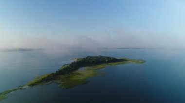 Svityaz Gölü 'nün üzerindeki bulutlarda uçmak. Volyn, Ukrayna,