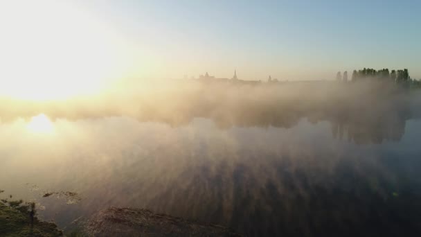 우크라이나 루츠크의 역사적 인 지역인 스티 르 강 위로 떠오르는 태양 과 안개. — 비디오