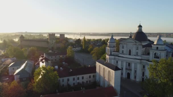 Утренний полет над Любартским замком и церковью апостолов Петра и Павла. Луцк. — стоковое видео