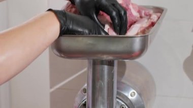 Aşçı et malzemelerini kıymak için öğütücü kullanır ve yarı bitmiş ürünler yaratır. İşçi taze et parçalarını özel düz bölmeye yerleştirir. Böylece elektrikli cihazda daha fazla işlem yapılabilir.