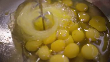 Elektrikli karıştırıcı yumurtaları şekerle çırpar ve krep hamurunun güzel kokulu soluk köpüklü dokusunu yaratır. Hızlı girdap hareketi pastalar ve tatlılar için ideal tatlı karışımı üretir.