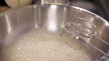 Yumuşak süt tatlı köpüklü yumurta karışımına akar ve hamur hazırlığı için zengin ipek taban oluşturur. Yumuşak kıvrımlı hareket hamur işleri için mükemmel dengeli doku şekilleri krep ve turtalar.