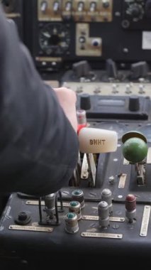 Dikey video. Pilot kokpitteki eski bir uçağın kalkışı için itiş kolunu itin ve kolu geriye itin. Nadir pilotluk teknikleri. Kollarda gaz ve pervane yazıyor..