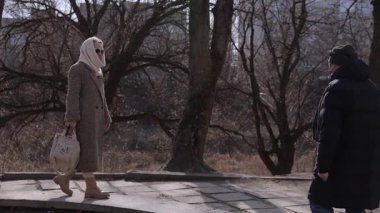 Zarif yaşlı kadın, bahar parkında sevgili kocasını kucaklamak için korkuluk boyunca yürür. Romantik son sınıf öğrencisi, karısını kucaklayarak şehir sokaklarında aşk duygularını ifade ediyor. Olgun insanlar çıkıyorlar