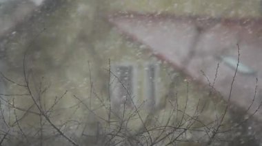 Çatı arka plan üzerinde büyük kar yağışı