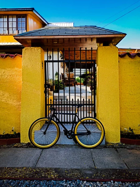 Altın sabitlenmiş vites, sarı eve dayanan bisiklet...