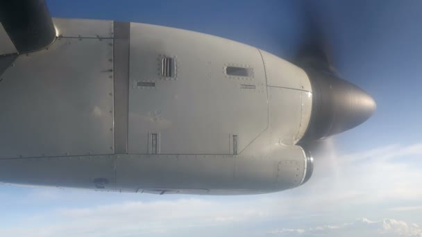 Flugzeugmotor mit Propeller während des Fluges in den Himmel — Stockvideo