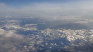 Güzel Bulutların arasından bir uçak penceresi (Rl Pan, No 6)