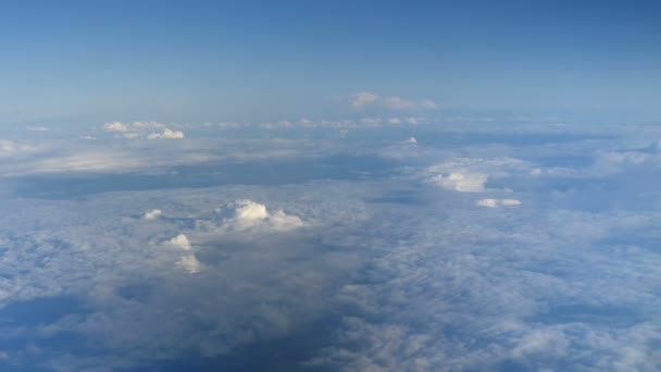 Prachtige wolken door een vliegtuig raam (Lr Pan, No 1) — Stockvideo