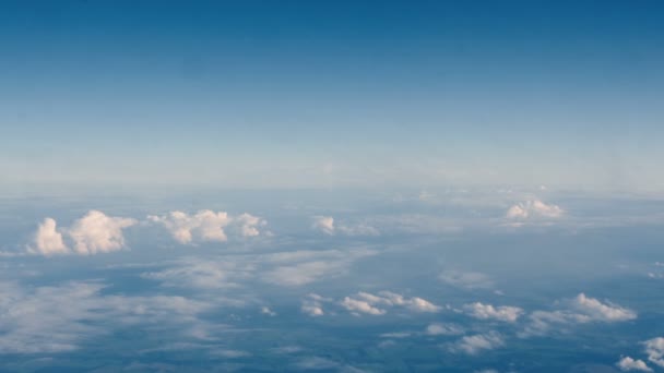 Prachtige wolken door een vliegtuig raam (Lr Pan, nr 2) — Stockvideo