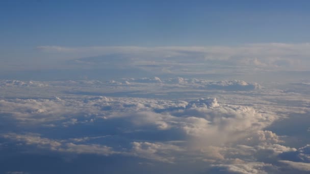 Prachtige wolken door een vliegtuig raam (Lr Pan, nr 5) — Stockvideo