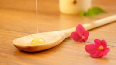 Bir kaşık dökerek tatlım. Çiçekler (No 1 ile kompozisyon)