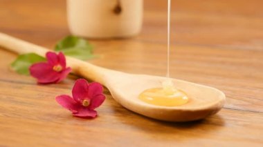 Bir kaşık dökerek tatlım. Çiçekler (No 2 ile kompozisyon)