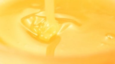 Altın bal kaşık kaşık ve yavaş yavaş dökülen (No 2)