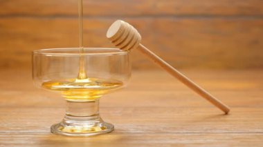 Tatlım bir cam kaseye (No 2 dökülür)