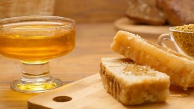 Tatlım, petek ve arı kompozisyon ekmek. Dökme (No 5, Lr Pan tatlım)
