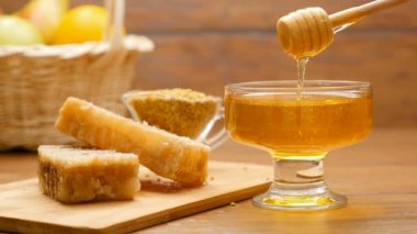 Tatlım, petek ve arı kompozisyon ekmek. Honeyspoon bal (No 3 daldırma)