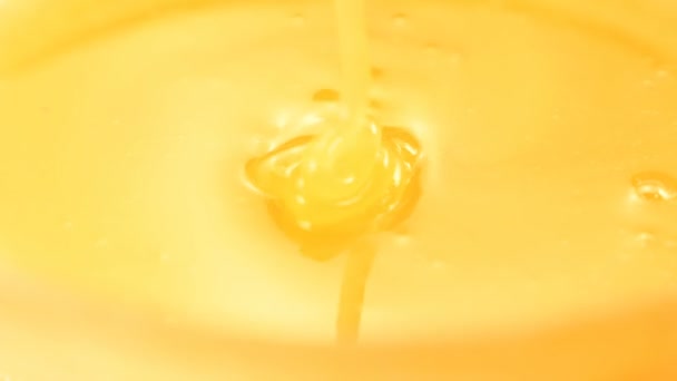 Cuchara cuchara de miel dorada y vierte lentamente (No 3 ) — Vídeos de Stock