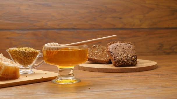 Složení medu, voštinové, ovoce, hnědá tommy a včelí chléb (Rl Pan) — Stock video