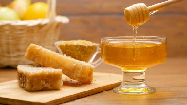 Složení medu, honeycomb a včelí chléb. Honeyspoon máčené v medu (č. 3)