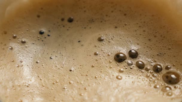 Dark beer foam in a glass (closeup) — Stock Video