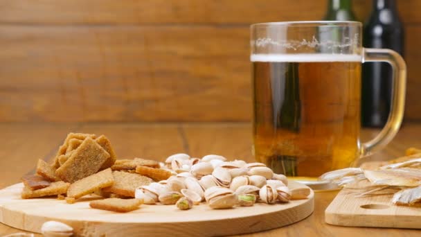 Composición de la cerveza, galletas saladas, pistachos y pescado seco (no 3.1, LR Pan ) — Vídeos de Stock