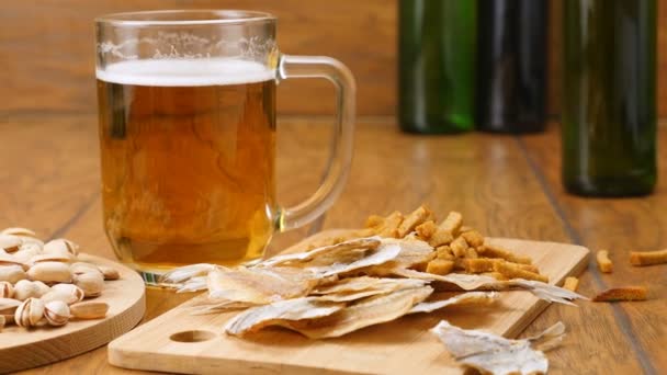 The composition of beer, crackers, pistachios, dried fish (No 3.3, Dolly) — Stock Video