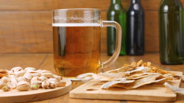 Composizione di birra, cracker, pistacchi, pesce essiccato (n. 3.2, RL Pan ) — Video Stock