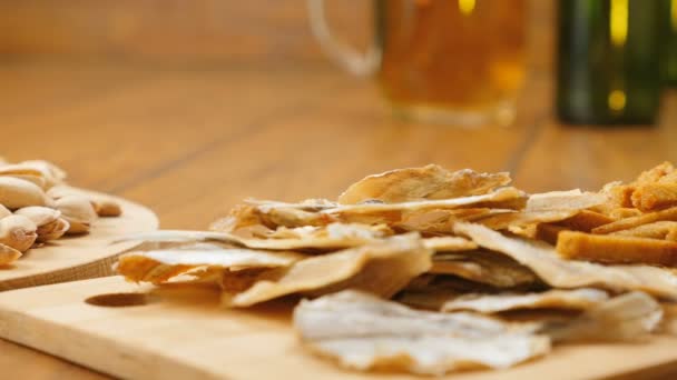 Composición de la cerveza, galletas, pistachos y pescado seco (no 3.5, RL Pan) ) — Vídeo de stock