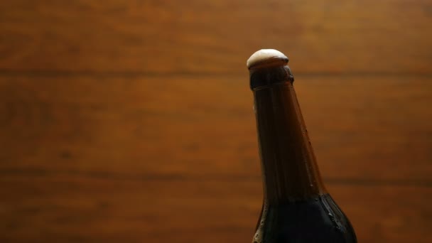 Opening cold bottle of beer with foam and spray — Stock Video