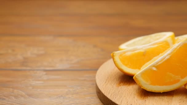 Miel que se vierte sobre las naranjas de la cucharada de miel (no 11.3, LR Pan ) — Vídeo de stock