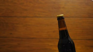 Buhar ve damla ile soğuk bira şişe açılış