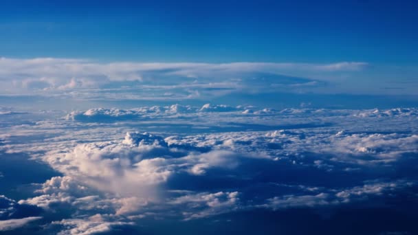 Prachtige wolken door een vliegtuig raam - Rl Pan — Stockvideo