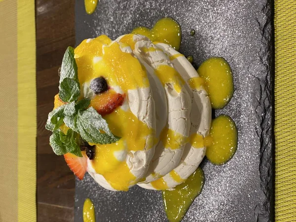 Mat Pavlova Tårta Dessert Dekorerad Med Färska Bär — Stockfoto