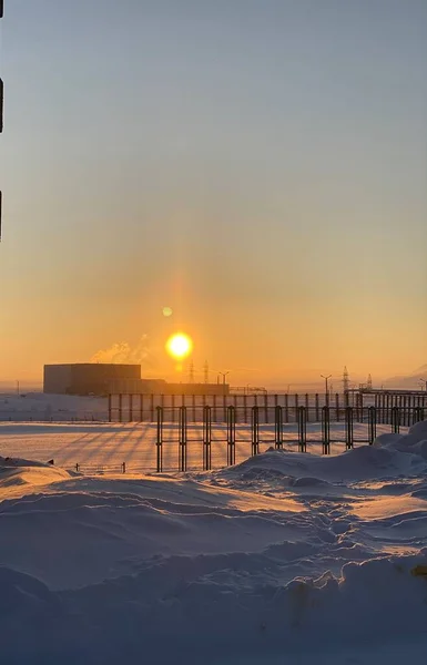 远北诺里尔斯克市冬季多雪的风景 日落时分 免版税图库照片