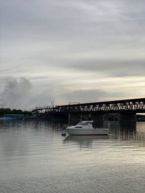 Norilka Nehri üzerindeki köprünün akşam manzarası. Uzak Kuzey 'in doğası. Taimyr Yarımadası.