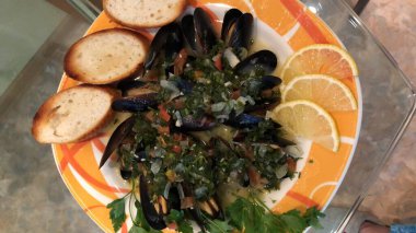 Limon ve kızarmış ekmek soslu midyeler..