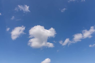 Mavi gökyüzü ve beyaz bulutlar