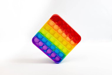  Basit Dimple yap - Silikon duyusal anti-stres. Oyuncak renkli gökkuşağı oyunu beyaz arkaplanda izole edilmiş, kopyalama alanı. Sakinleştirici aletler, yetişkin stres giderici patlayan, moda baloncuk oyuncakları