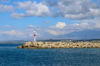 Yunan adasında küçük bir deniz feneri. Güzel mavi deniz ve deniz feneri kıyıda.